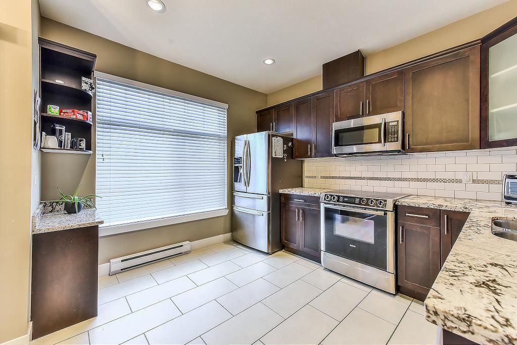 Photo 5: Photos: 33 15933 86A Avenue in Surrey: Fleetwood Tynehead Townhouse for sale in "SERENITY GARDENS" : MLS®# R2247374