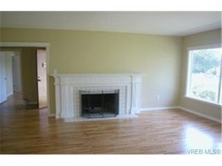 Photo 3: 2245 Allenby St in VICTORIA: OB Henderson House for sale (Oak Bay)  : MLS®# 342677