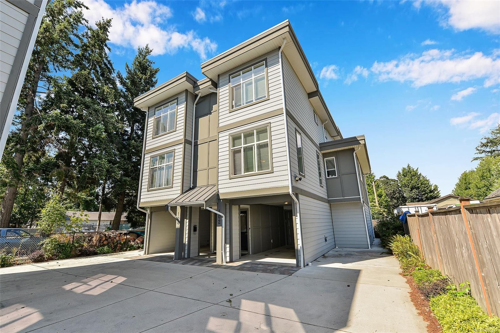 Main Photo: 102 944 DUNFORD Ave in Langford: La Langford Proper Row/Townhouse for sale : MLS®# 850487
