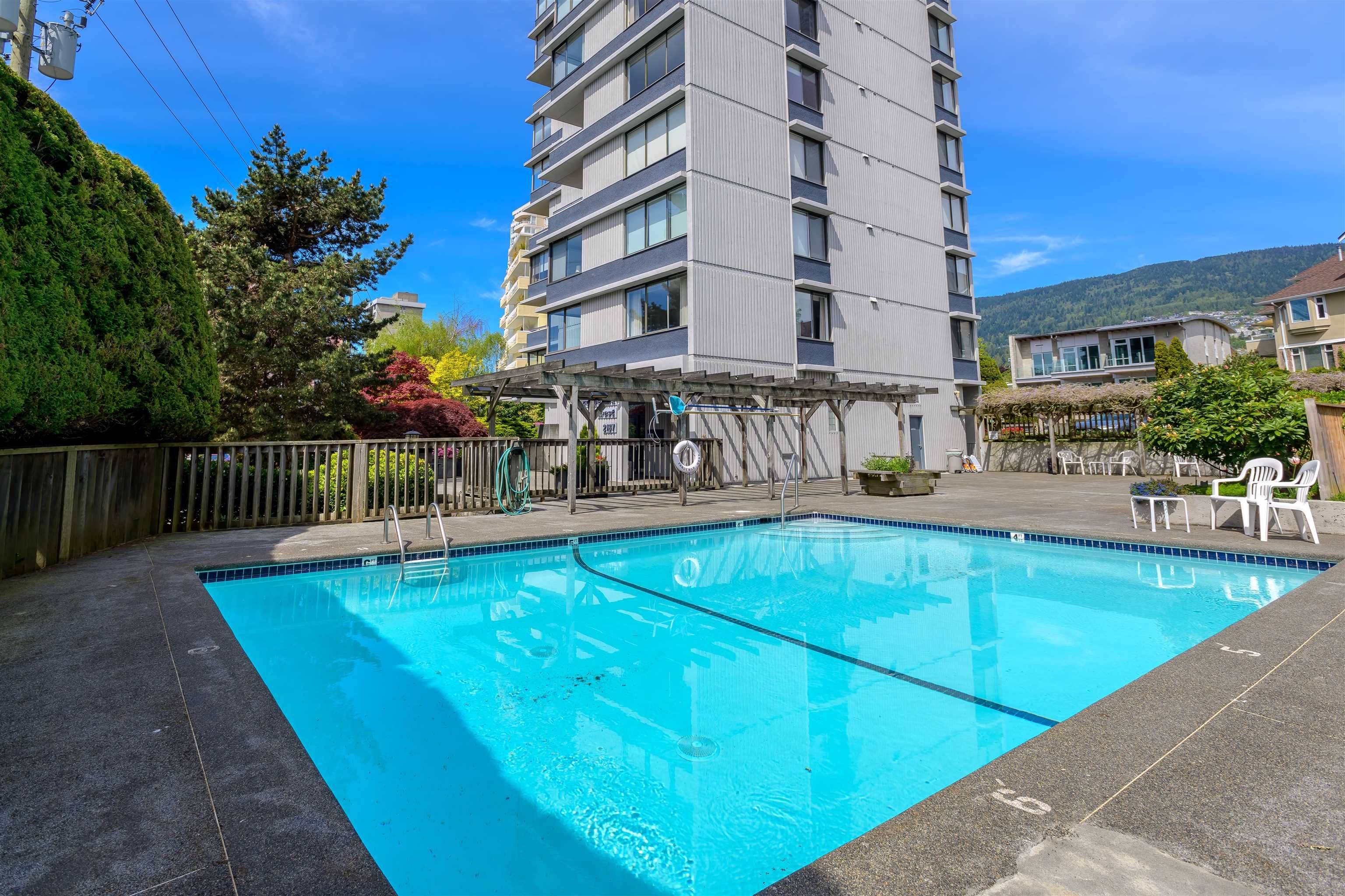 Main Photo: 101 2167 BELLEVUE Avenue in West Vancouver: Dundarave Condo for sale in "THE VANDEMAR WEST" : MLS®# R2694193