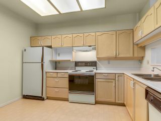 Photo 2: 501 121 W 29TH Street in North Vancouver: Upper Lonsdale Condo for sale in "Somerset Green" : MLS®# R2145670