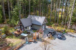 Photo 2: 1050 S RUSTAD Road in Squamish: Upper Squamish House for sale : MLS®# R2683716