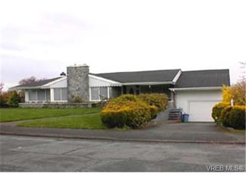 Main Photo: 2163 Middowne Rd in VICTORIA: OB Henderson House for sale (Oak Bay)  : MLS®# 284899