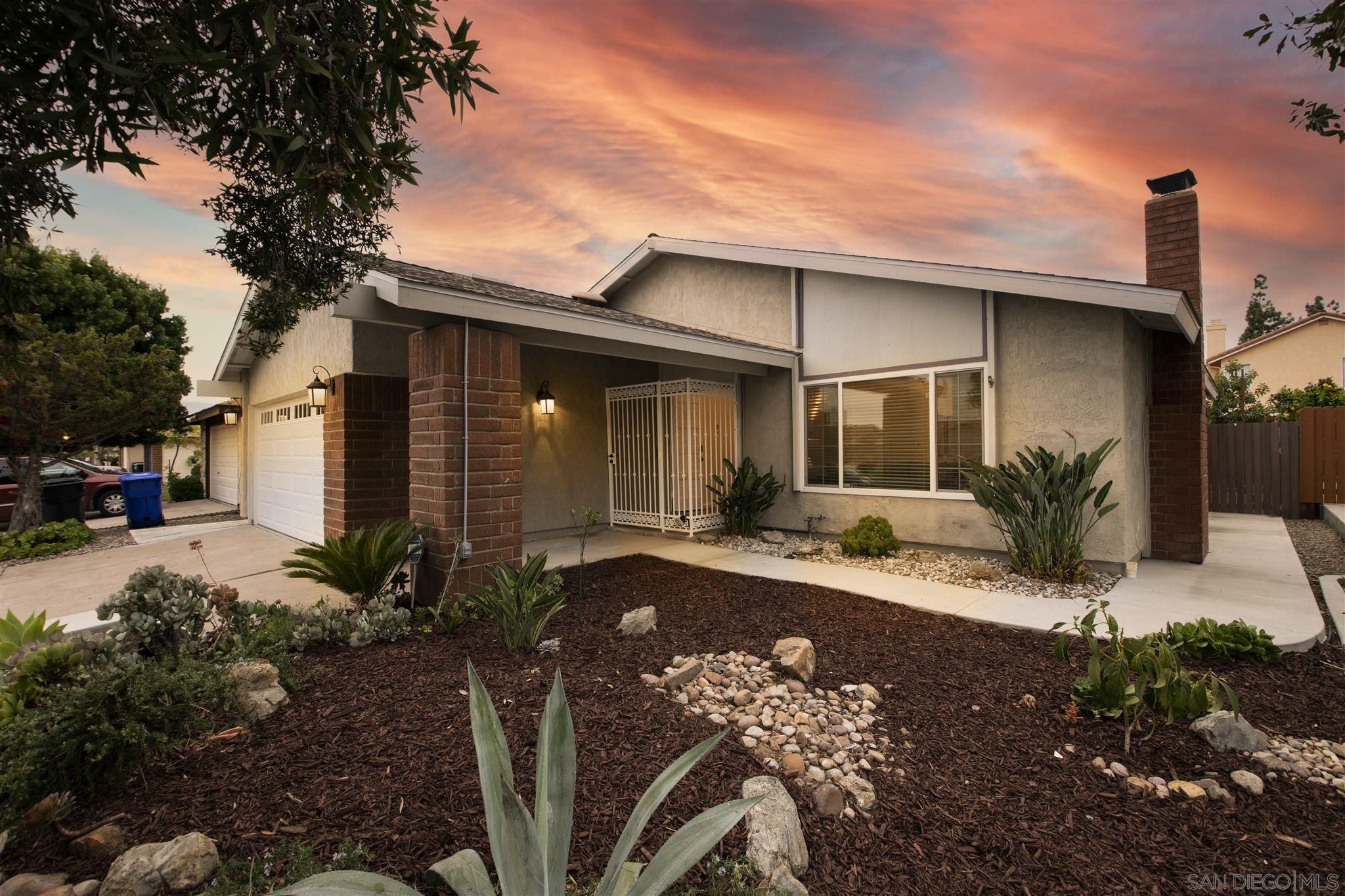 Main Photo: MIRA MESA House for sale : 4 bedrooms : 8220 Calle Nueva in San Diego