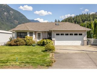 Photo 2: 21102 LAKEVIEW Crescent in Hope: Hope Kawkawa Lake House for sale : MLS®# R2612402