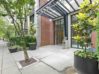 Photo 2: 2205 977 MAINLAND Street in Vancouver: Yaletown Condo for sale in "Yaletown Park 3" (Vancouver West)  : MLS®# R2480309