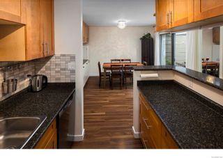 Photo 12: 1527 North Dairy Rd in Victoria: Vi Oaklands Row/Townhouse for sale : MLS®# 887940