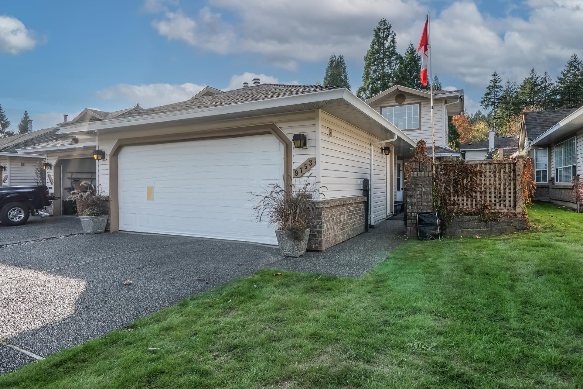 Main Photo: 9753 148A Street in Surrey: Guildford Townhouse for sale in "Chelsea Gate" (North Surrey)  : MLS®# R2829745