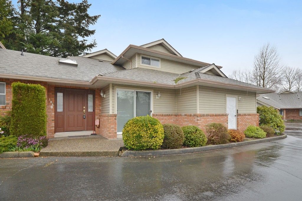 Main Photo: 104 2513 W BOURQUIN Crescent in Abbotsford: Central Abbotsford Townhouse for sale in "EDGEWATER PROPERTIES" : MLS®# R2152841