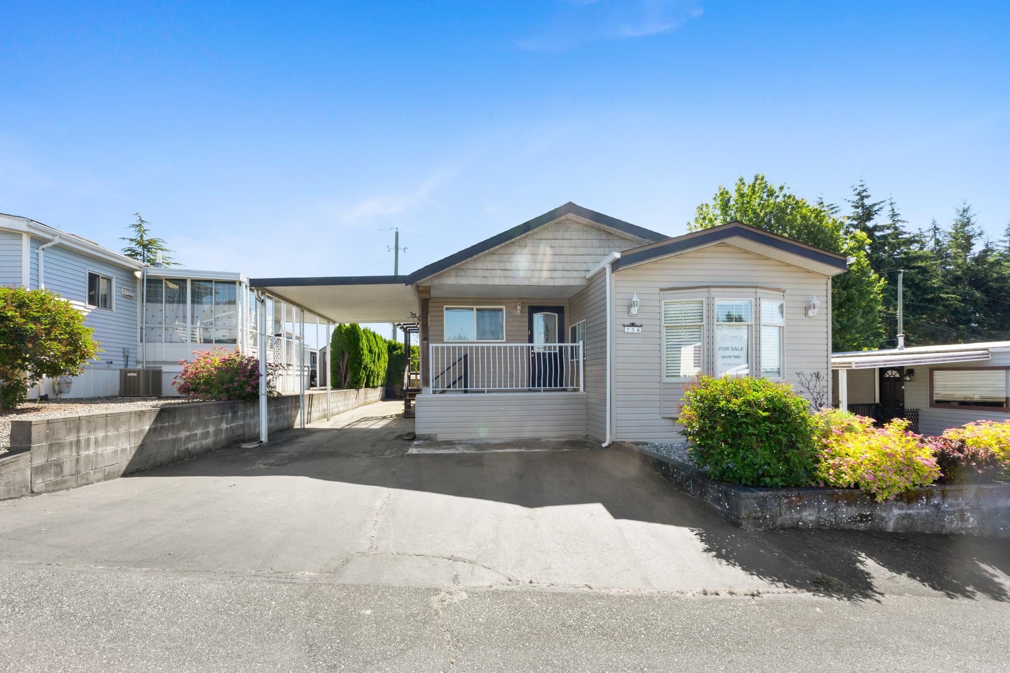 Main Photo: 258 27111 0 Avenue in Langley: Aldergrove Langley Manufactured Home for sale in "Pioneer Park" : MLS®# R2701409