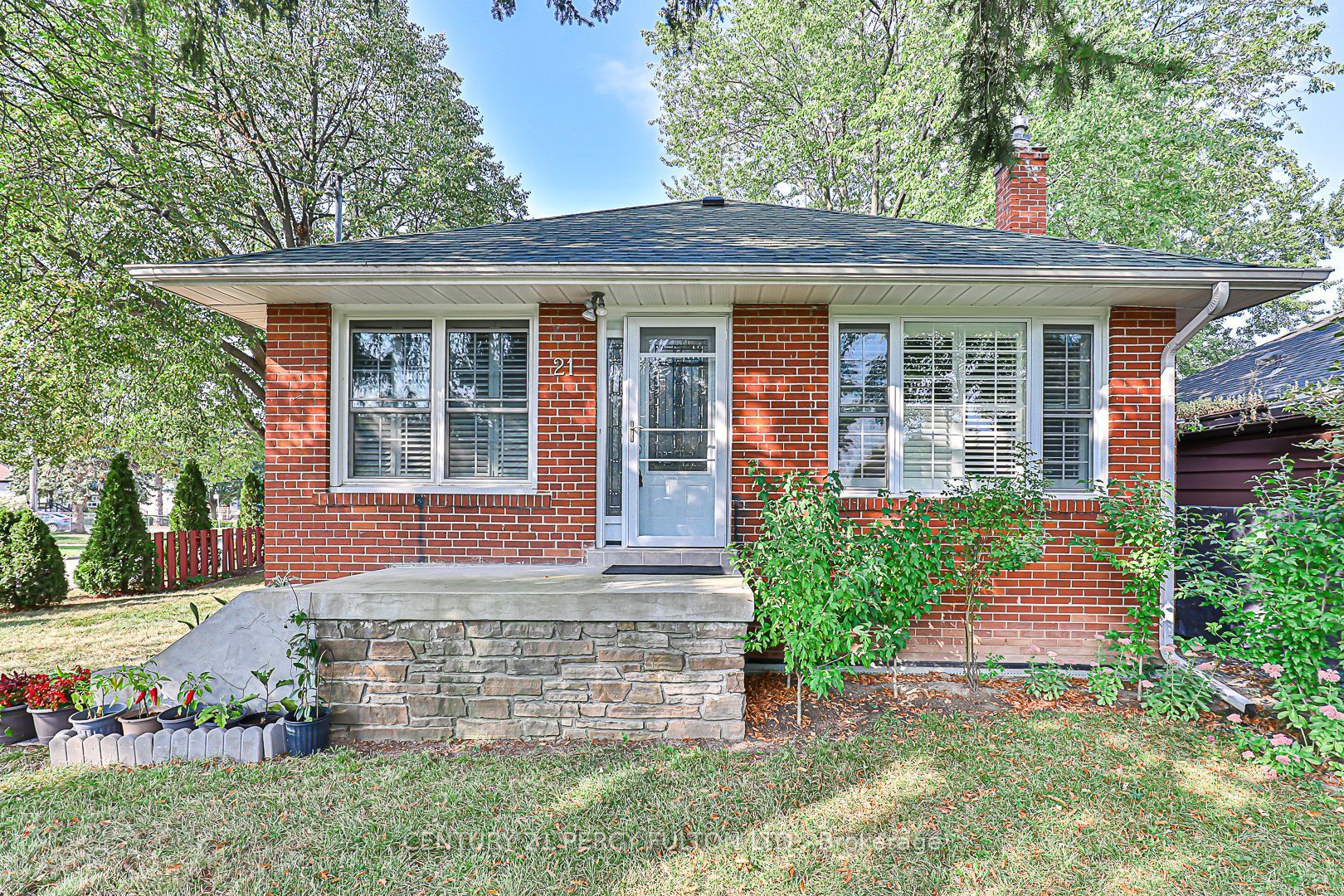 Main Photo: 21 Willowhurst Crescent E in Toronto: Wexford-Maryvale House (Bungalow) for sale (Toronto E04)  : MLS®# E7013464
