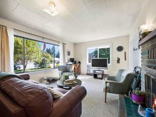 Photo 3: 5709 DOLPHIN Street in Sechelt: Sechelt District House for sale (Sunshine Coast)  : MLS®# R2324046