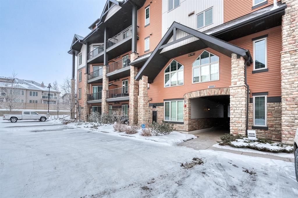 Main Photo: 3206 15 Sunset Square: Cochrane Apartment for sale : MLS®# A2031670