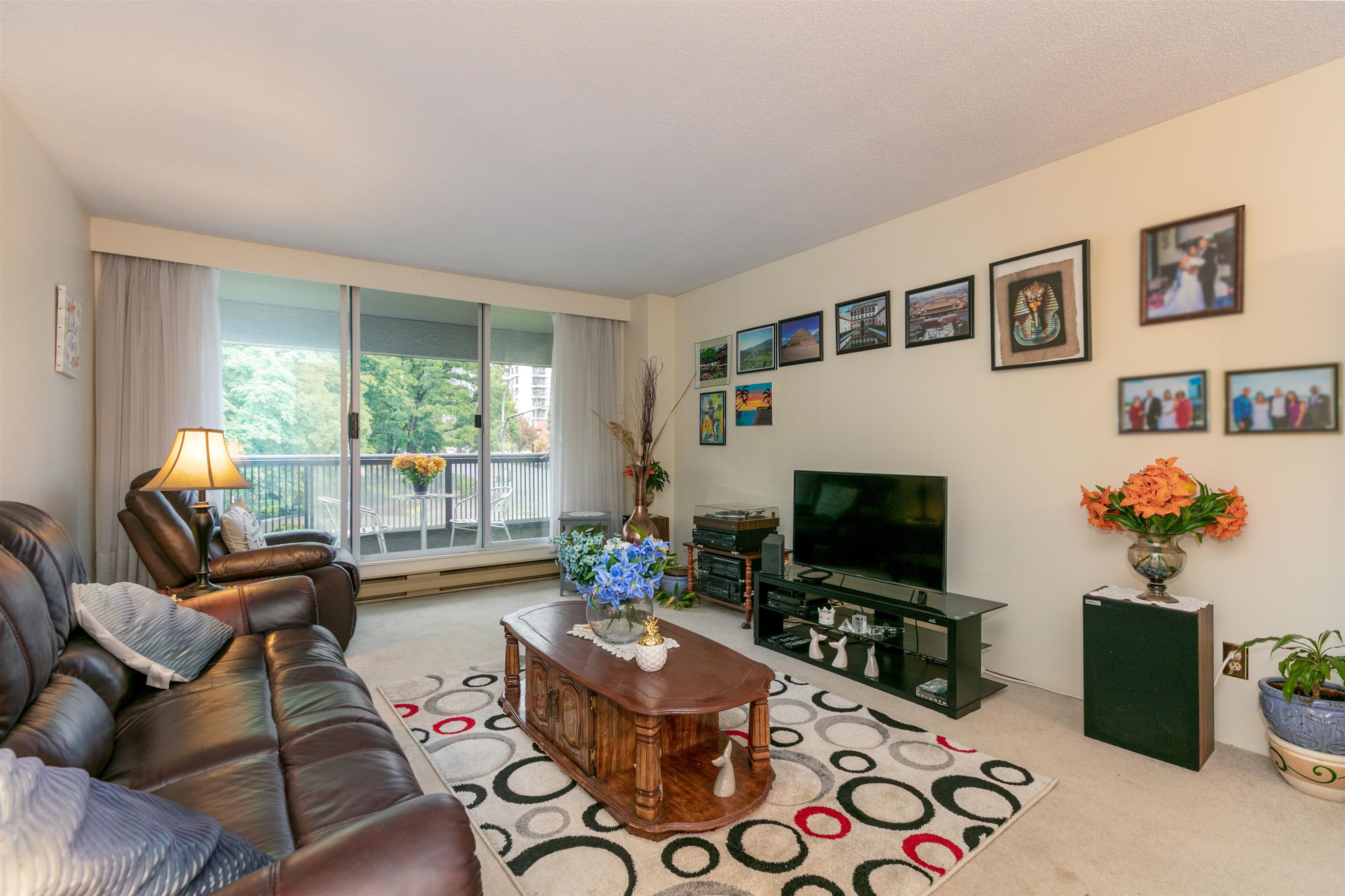 Photo 3: Photos: 302 550 EIGHTH Street in New Westminster: Uptown NW Condo for sale in "Parkridge" : MLS®# R2613261