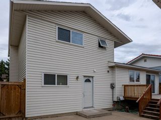 Photo 5: 2420 39 Street NE in Calgary: Rundle Detached for sale : MLS®# A1212475