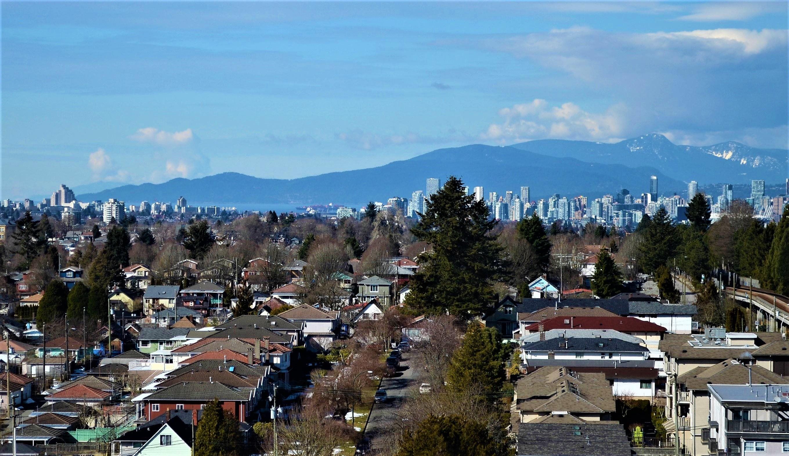Nice view of Downtown and Mountains, can also see some ships in English Bay in the distance