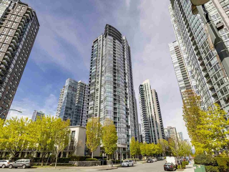 FEATURED LISTING: 902 - 1495 RICHARDS Street Vancouver