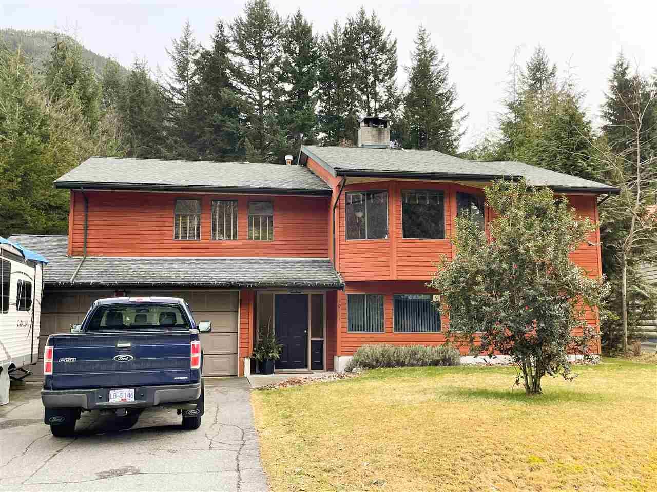 Main Photo: 40057 PLATEAU Drive in Squamish: Plateau House for sale : MLS®# R2543136