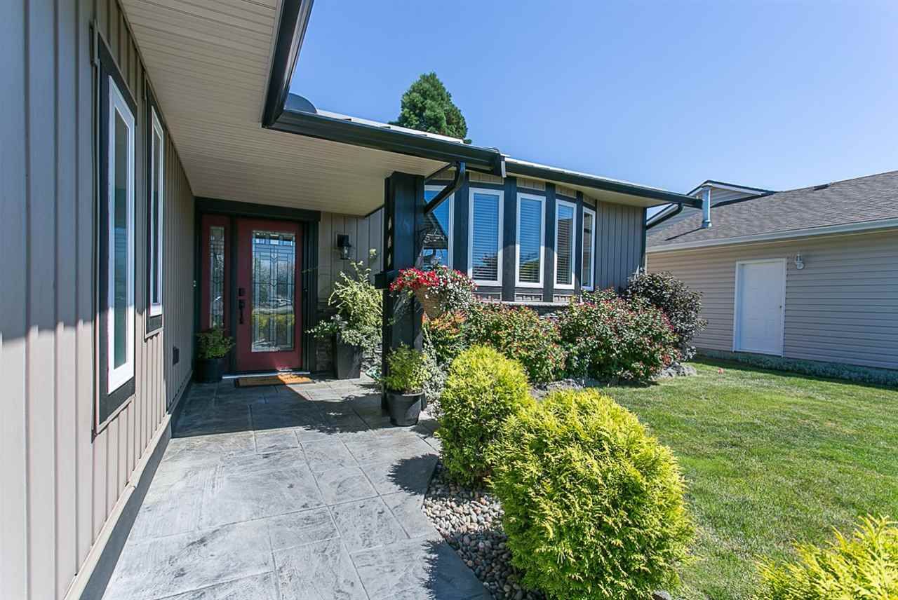Photo 2: Photos: 6940 COACH LAMP Drive in Chilliwack: Sardis West Vedder Rd House for sale in "WELLS LANDING" (Sardis)  : MLS®# R2093207