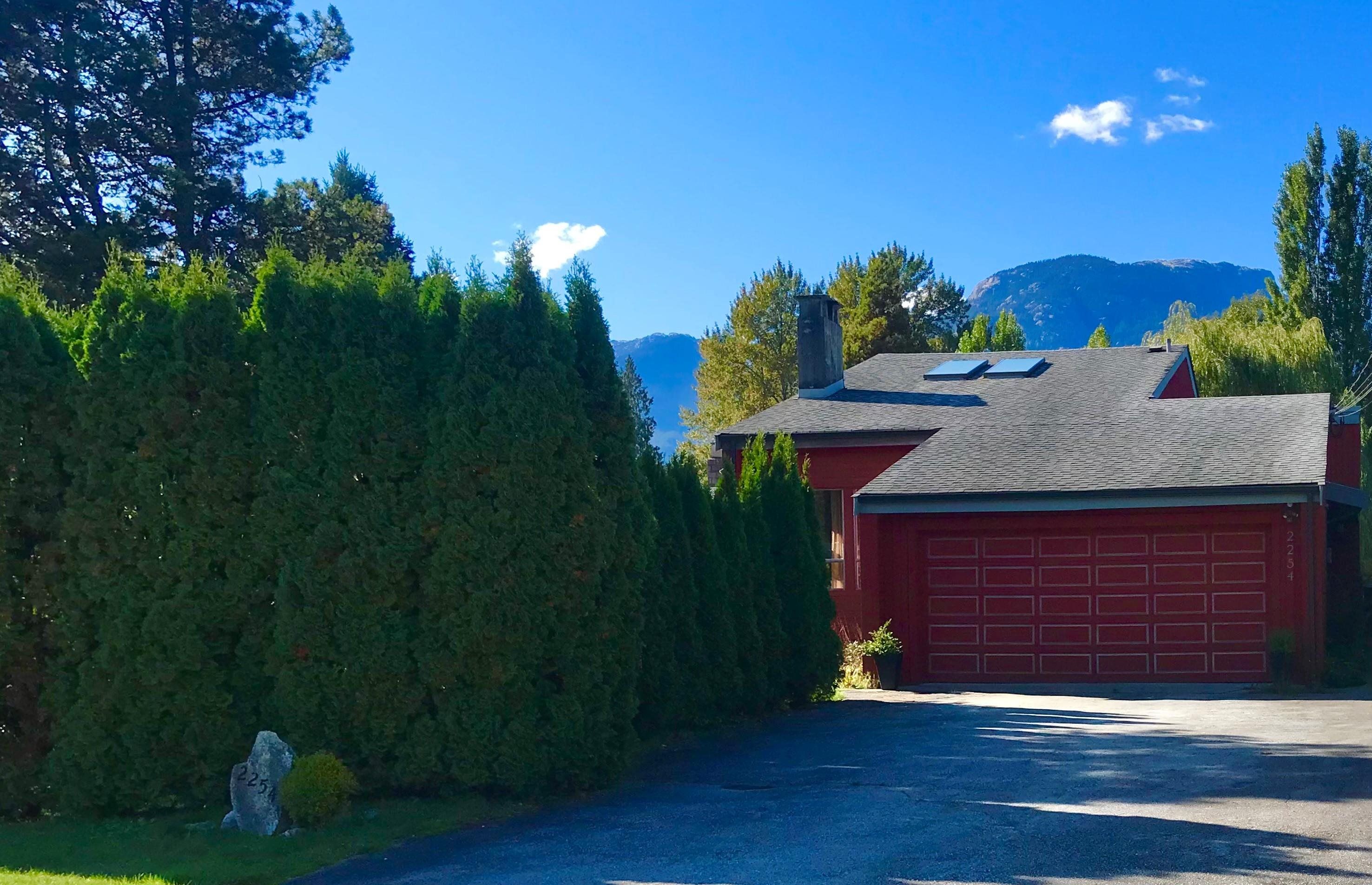 Main Photo: 2254 READ Crescent in Squamish: Garibaldi Estates House for sale in "Garibaldi Estates" : MLS®# R2663109