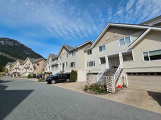 Photo 2: 21 1200 EDGEWATER Drive in Squamish: Northyards Townhouse for sale in "Edgewater" : MLS®# R2876396