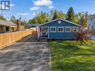 Photo 1: 77 LAKE BEACH ROAD in Amherstburg: House for sale : MLS®# 23008829