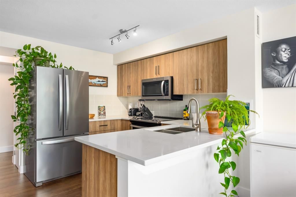 Main Photo: 202 188 15 Avenue SW in Calgary: Beltline Apartment for sale : MLS®# A2103627
