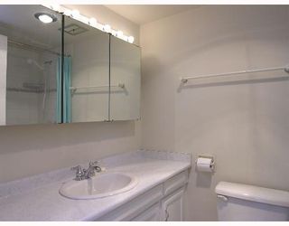 Photo 3: 208, 214 East 5th Street in North Vancouver: Central Lonsdale Condo for sale : MLS®# V651397