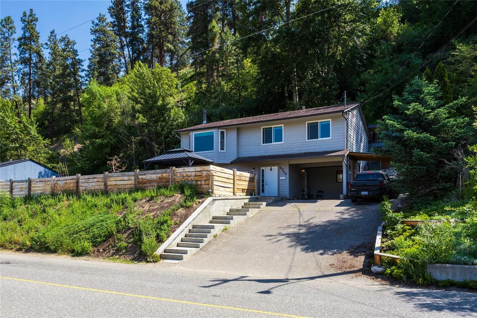 Main Photo: 1715 Hollywood Road, S in Kelowna: House for sale : MLS®# 10271771