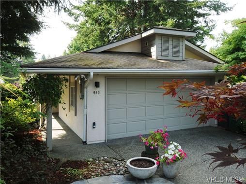 Main Photo: 990 Scottswood Close in VICTORIA: SE Broadmead House for sale (Saanich East)  : MLS®# 715471