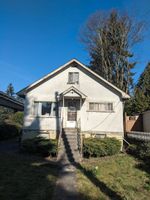 Main Photo: 2323 DUBLIN Street in New Westminster: Connaught Heights House for sale : MLS®# R2863036