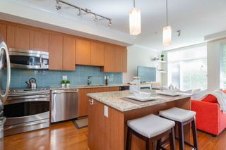 Photo 3: 209 735 W 15TH Street in North Vancouver: Mosquito Creek Townhouse for sale in "SEVEN 35" : MLS®# R2428488