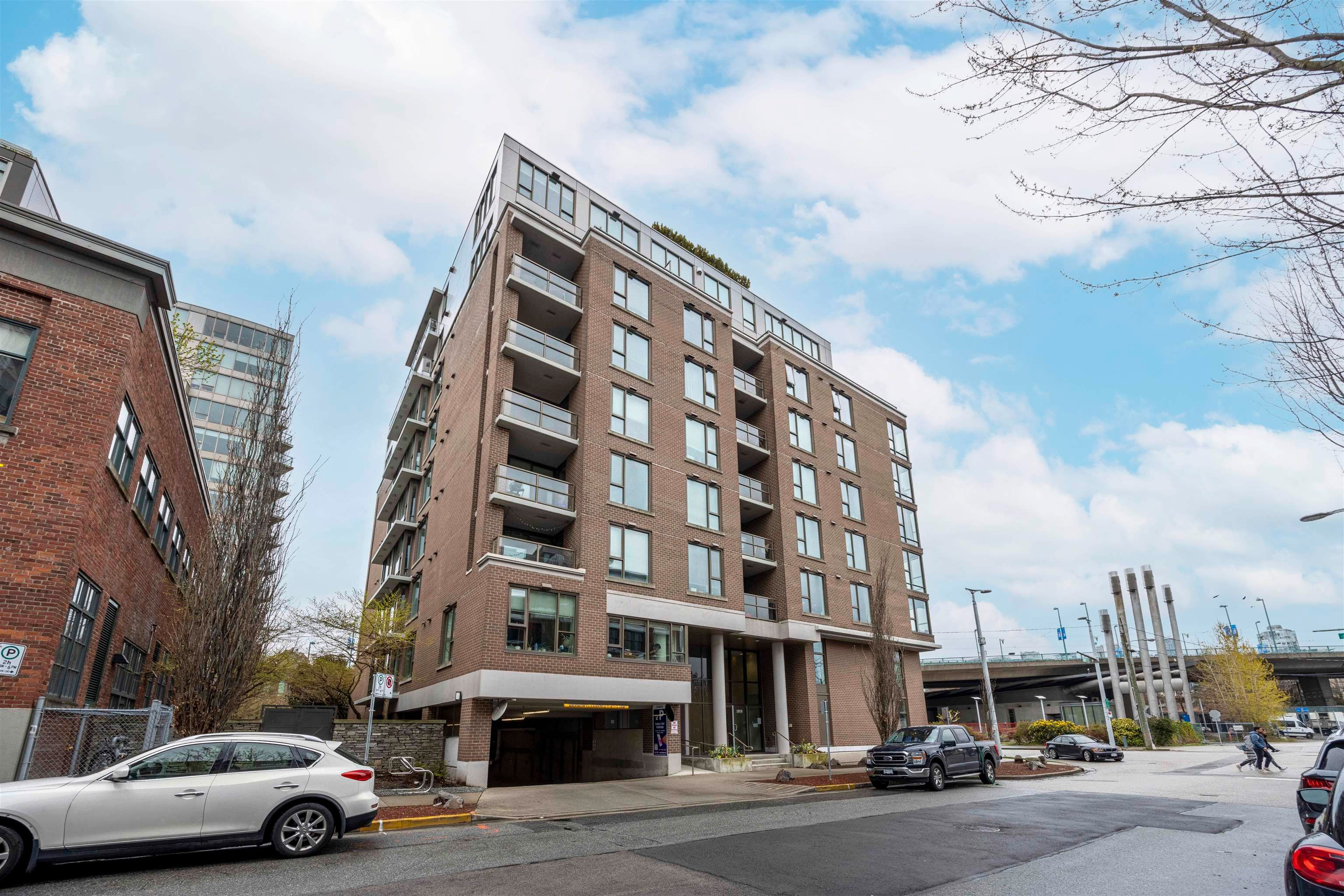 Main Photo: 712 1919 WYLIE Street in Vancouver: False Creek Condo for sale (Vancouver West)  : MLS®# R2770834