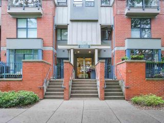 Photo 2: 107 2688 VINE Street in Vancouver: Kitsilano Townhouse for sale in "THE TREO" (Vancouver West)  : MLS®# R2406674