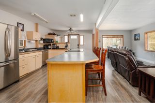 Photo 2: 23 BRACKEN Parkway in Squamish: Brackendale House for sale : MLS®# R2762325