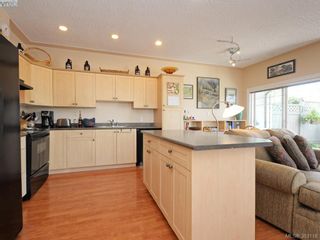 Photo 4: 4 3338 Whittier Ave in VICTORIA: SW Rudd Park Row/Townhouse for sale (Saanich West)  : MLS®# 770011