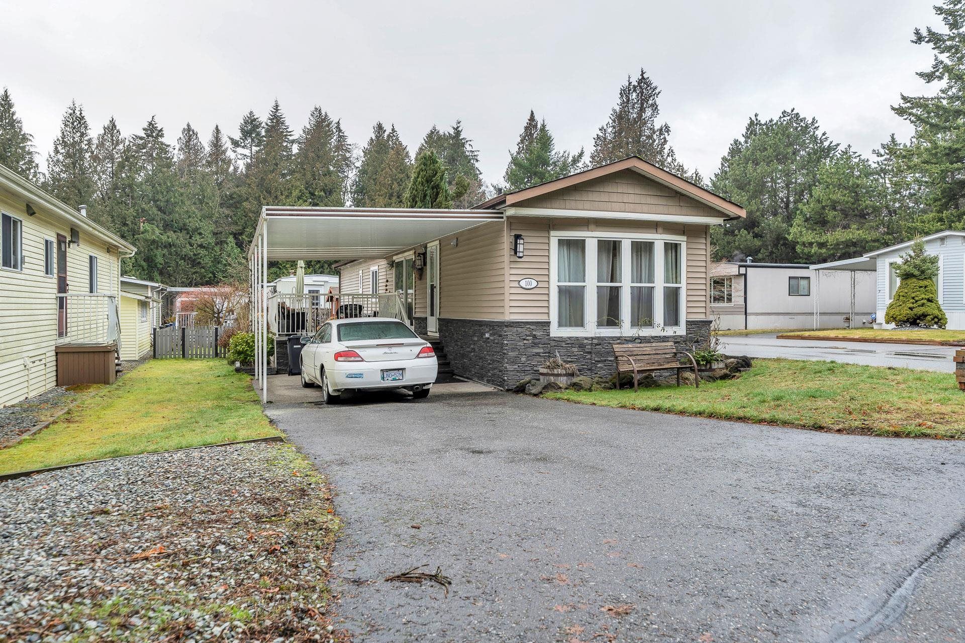 Main Photo: 100 2315 198 Street in Langley: Brookswood Langley Manufactured Home for sale in "DEER CREEK ESTATES Manufactured Home Park" : MLS®# R2748194