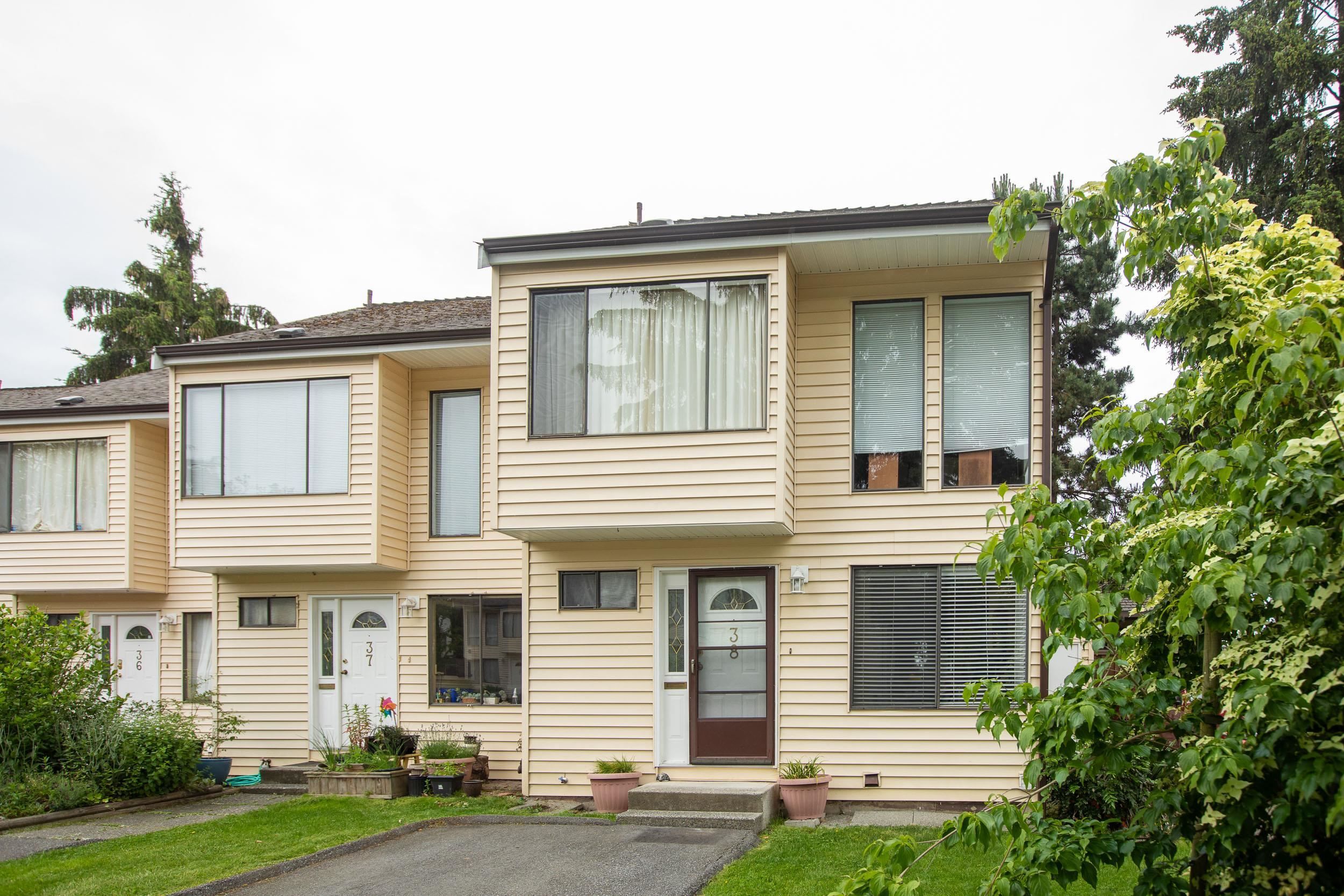 Main Photo: 38 9348 128 Street in Surrey: Queen Mary Park Surrey Townhouse for sale in "Surrey Meadows" : MLS®# R2701230