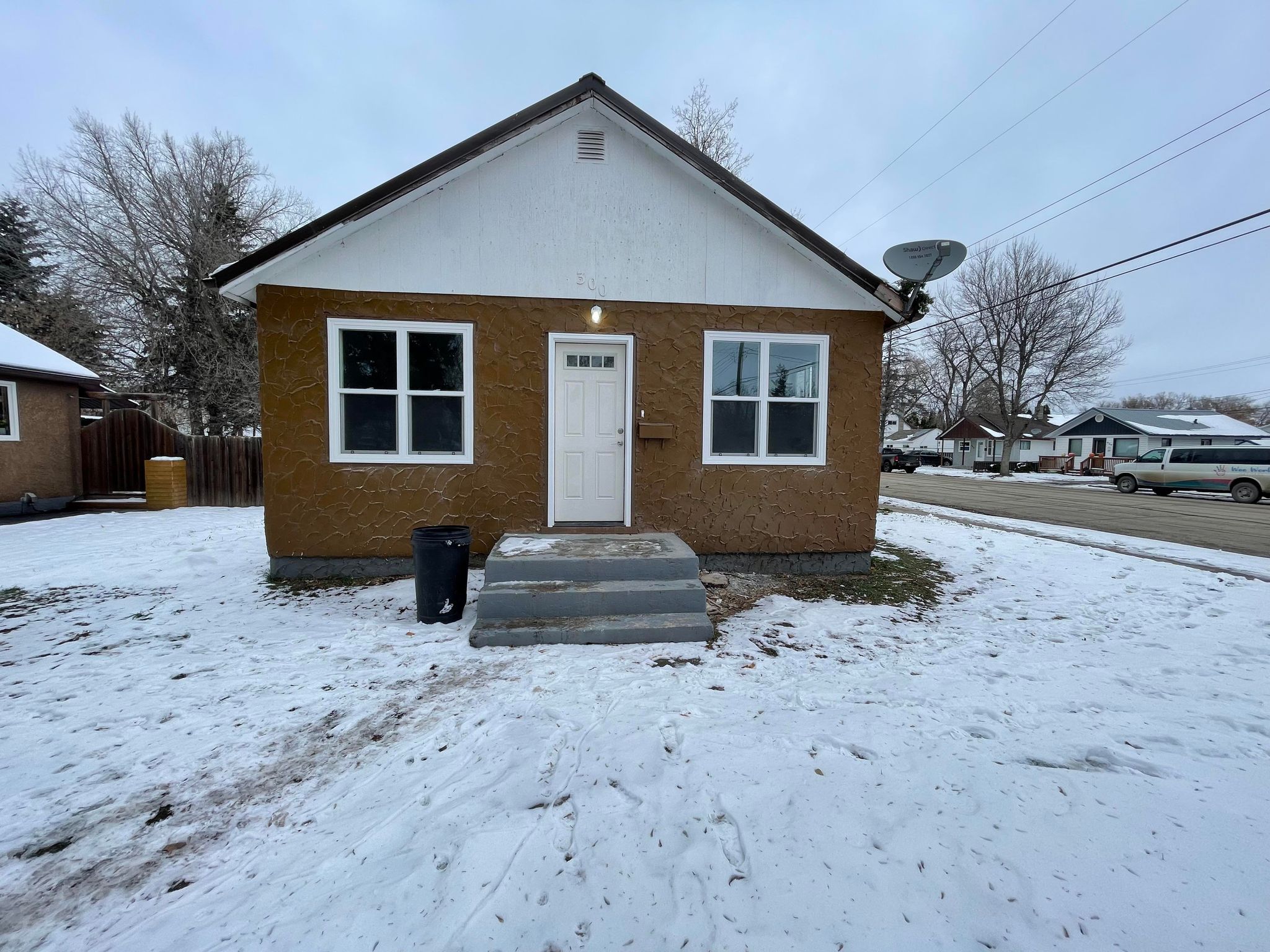 Main Photo: 300 6th Avenue NE in Portage la Prairie: House for sale : MLS®# 202329297
