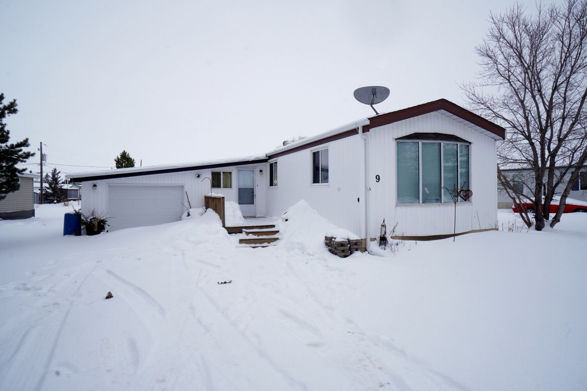 Main Photo: 9 King Crescent in Portage la Prairie RM: House for sale : MLS®# 202301663