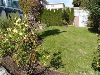 Photo 10: 2545 Beach Dr in Victoria: House for sale : MLS®# 356036