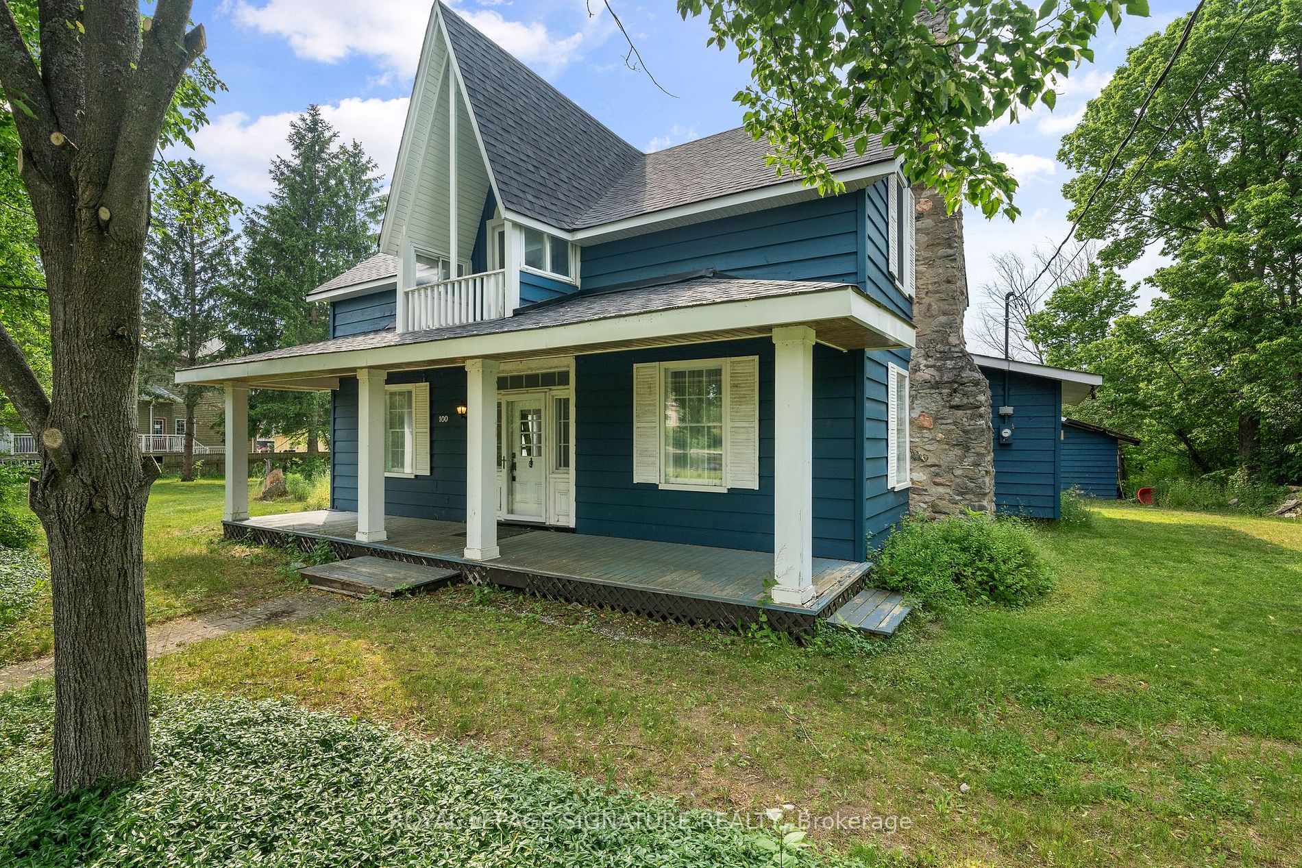 Main Photo: 100 Front Street E in Kawartha Lakes: Bobcaygeon House (2-Storey) for sale : MLS®# X6720824