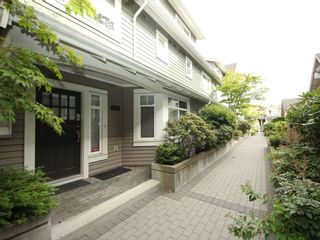 Photo 1: 5358 LARCH Street in Vancouver: Kerrisdale Townhouse for sale in "Larchwood" (Vancouver West)  : MLS®# R2382346