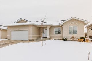 Main Photo: 6 AVONDALE Crescent in Steinbach: R16 Residential for sale : MLS®# 202100399