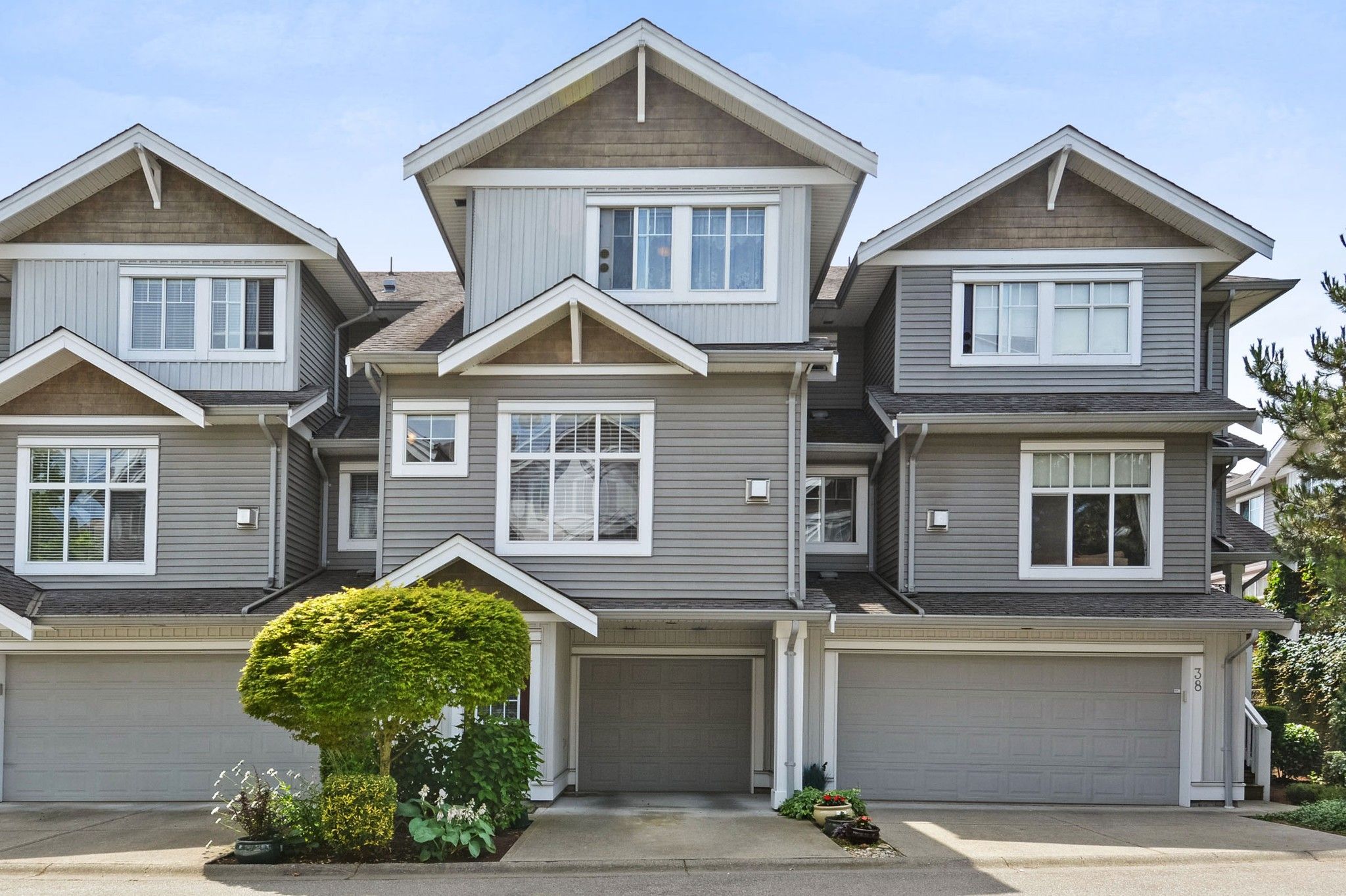 Main Photo: 37 16760 61 Avenue in Surrey: Cloverdale BC Townhouse for sale in "HARVEST LANDING" (Cloverdale)  : MLS®# R2282376