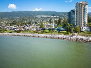 Photo 1: 2318 BELLEVUE Avenue in West Vancouver: Dundarave 1/2 Duplex for sale : MLS®# R2714961