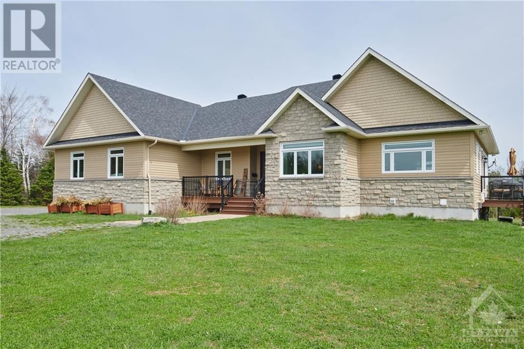 Main Photo: 2009 PINE GROVE ROAD in Lanark Highlands: House for sale : MLS®# 1339530