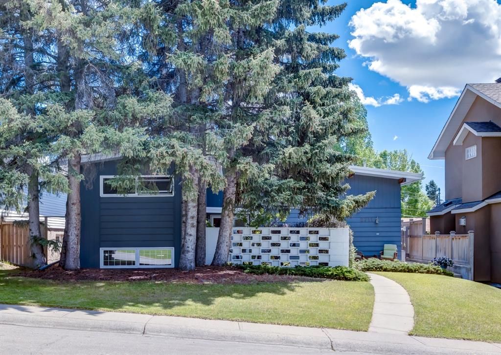 Main Photo: 2711 Cannon Road NW in Calgary: Charleswood Detached for sale : MLS®# A1232927