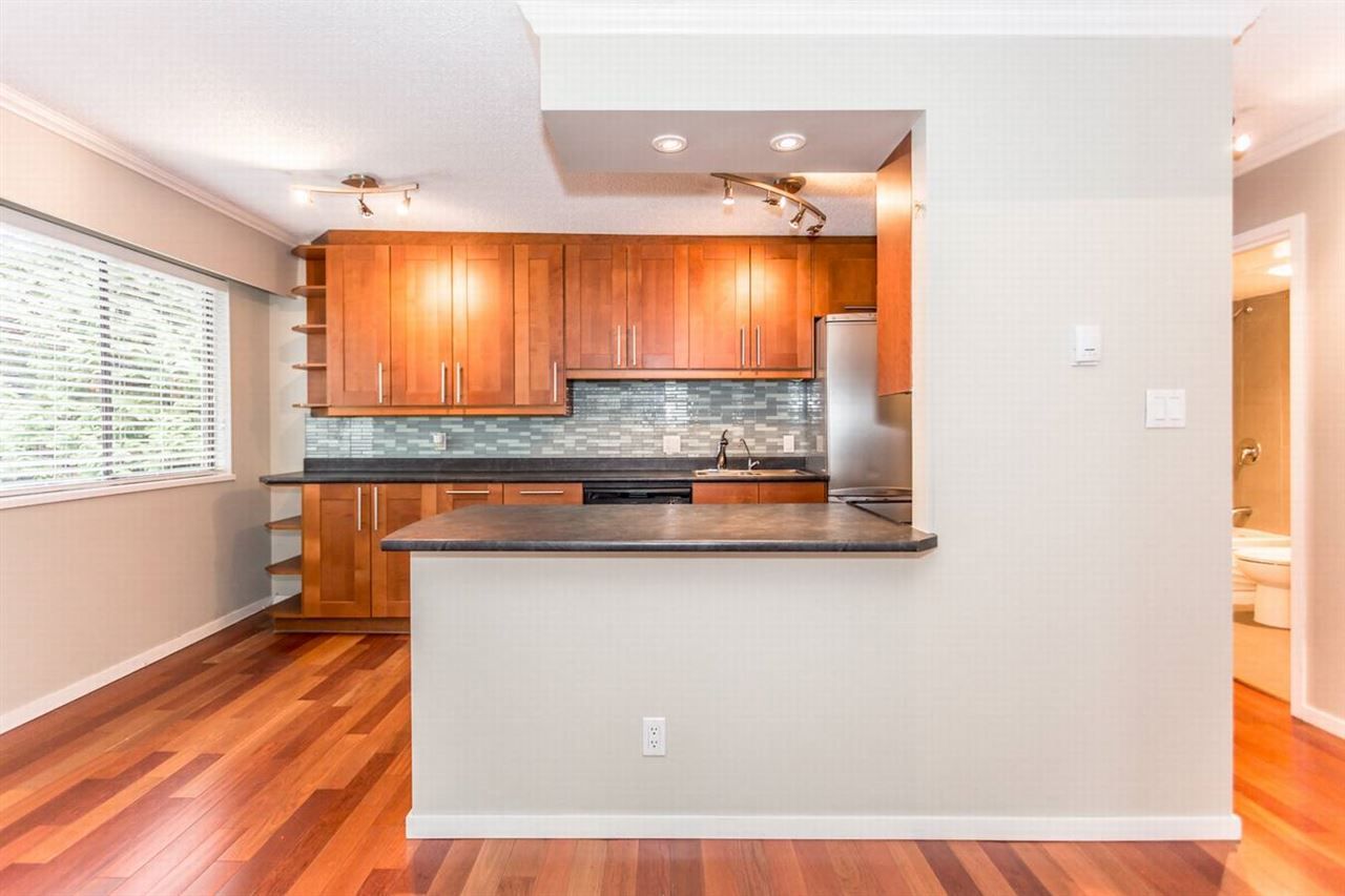 Photo 10: Photos: 202 270 W 1ST Street in North Vancouver: Lower Lonsdale Condo for sale in "DORSET MANOR" : MLS®# R2113600