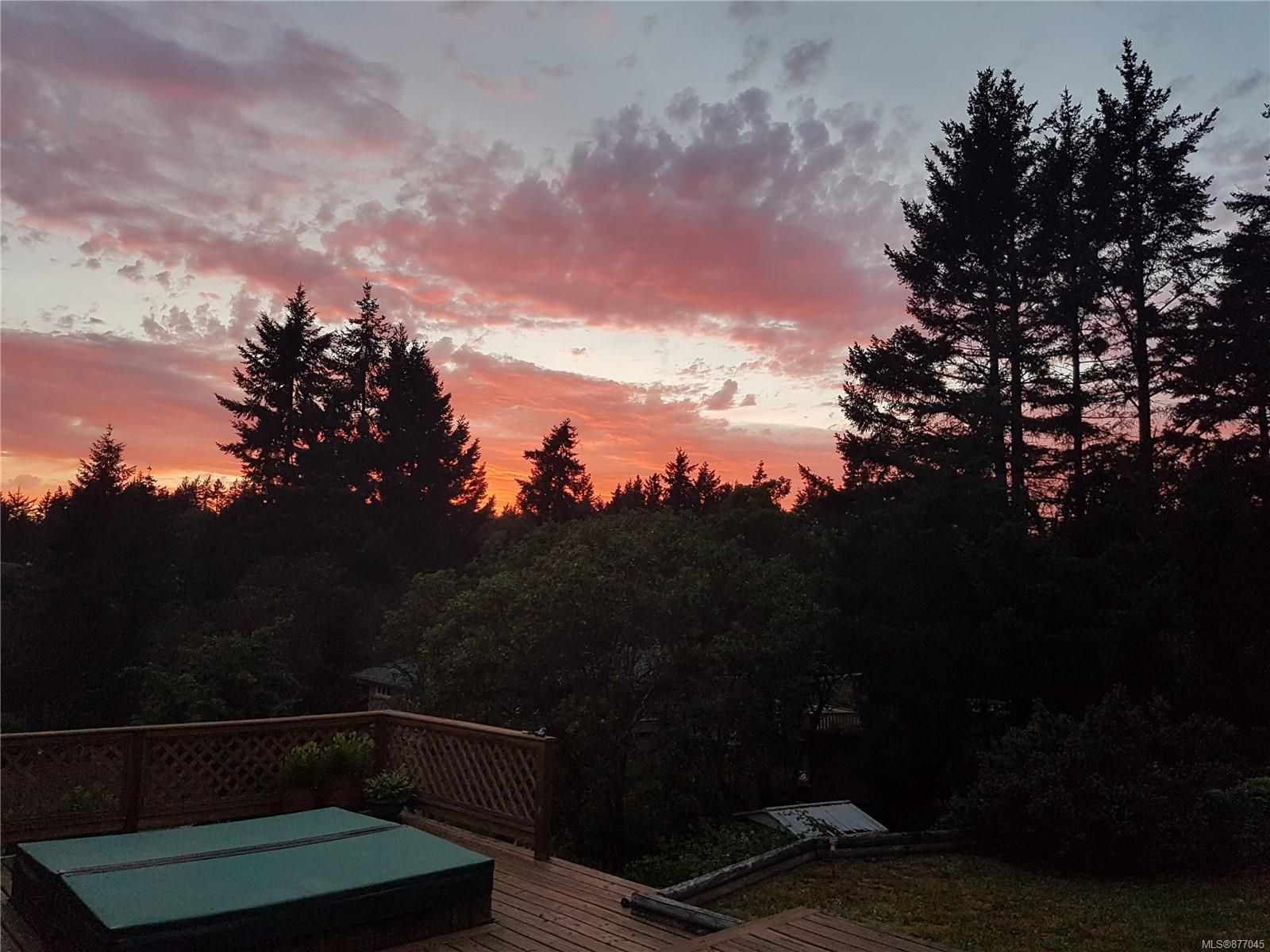 Stunning Sun Sets from your backyard - enjoy from your hot tub!